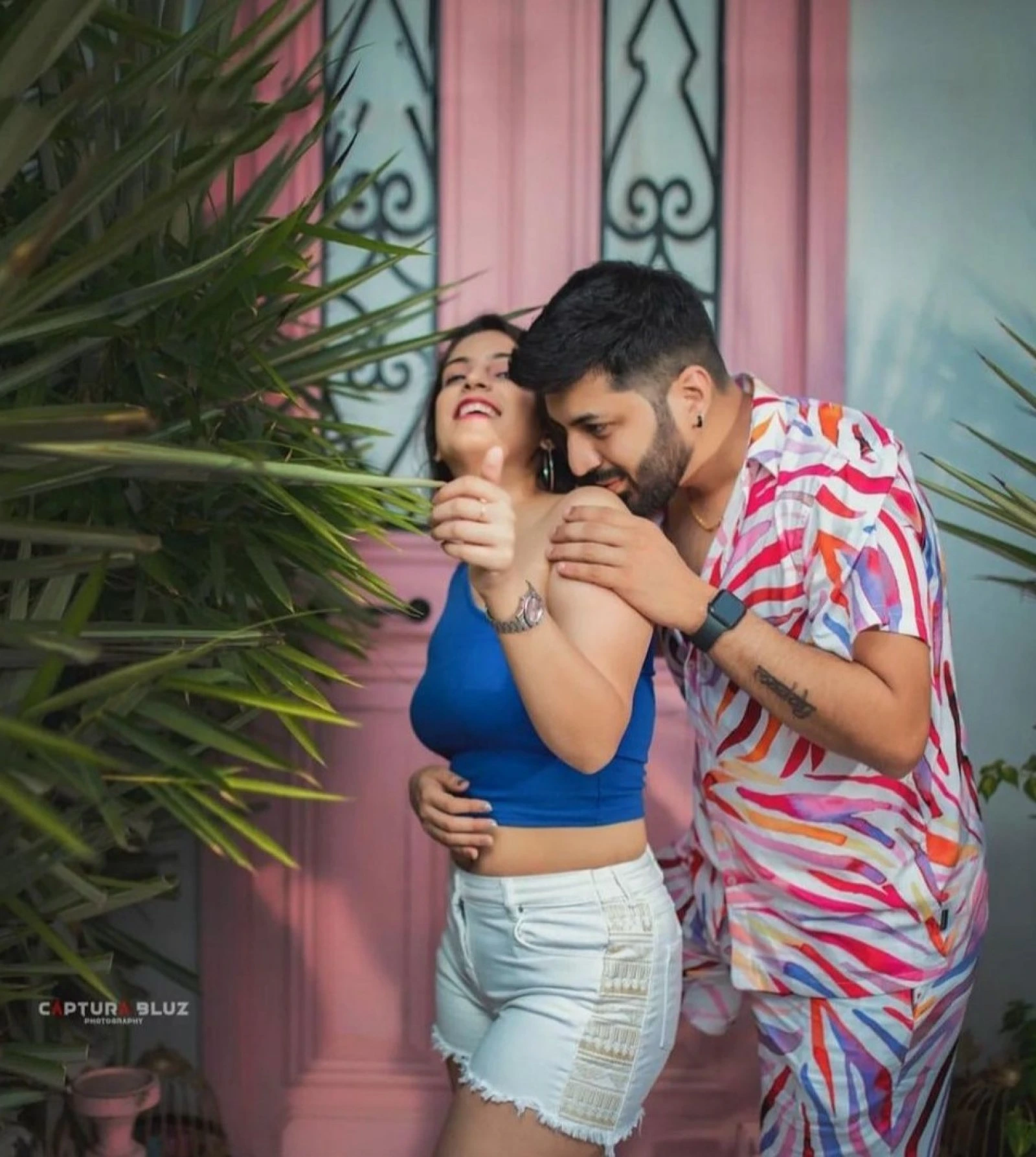 Playful casual couple portrait outdoors by Bright Luxe Salon &amp; Studio, Mahendergarh